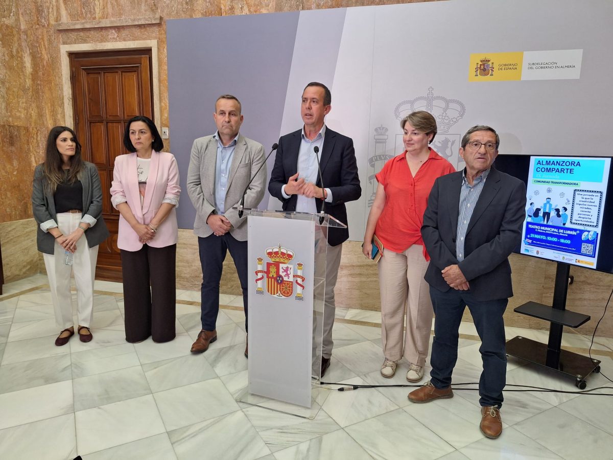 El subdelegado de Gobierno, José María Martín (centro), durante la rueda de prensa. /DC