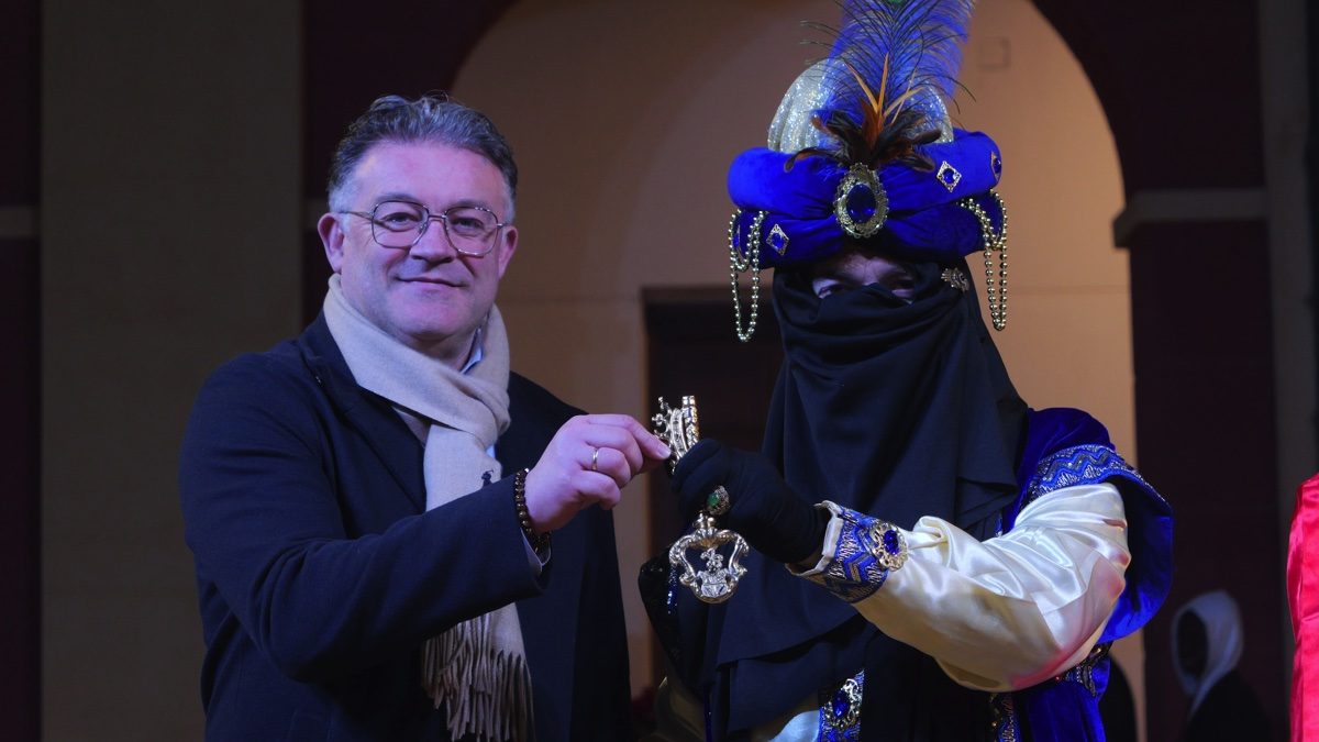 El alcalde de Berja con el heraldo real