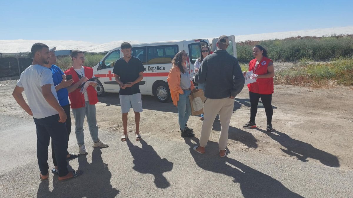 Actuación de la Cruz Roja en el campo de Vícar. /DC