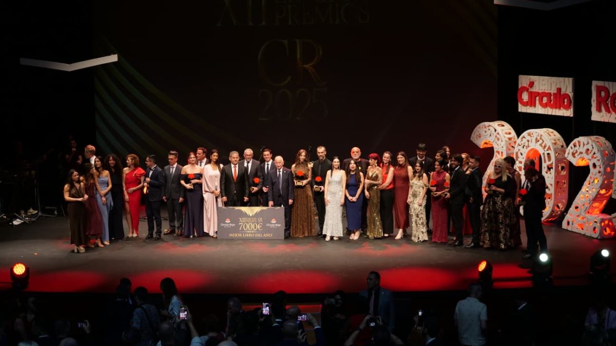 Foto de familia de los premiados con la organización