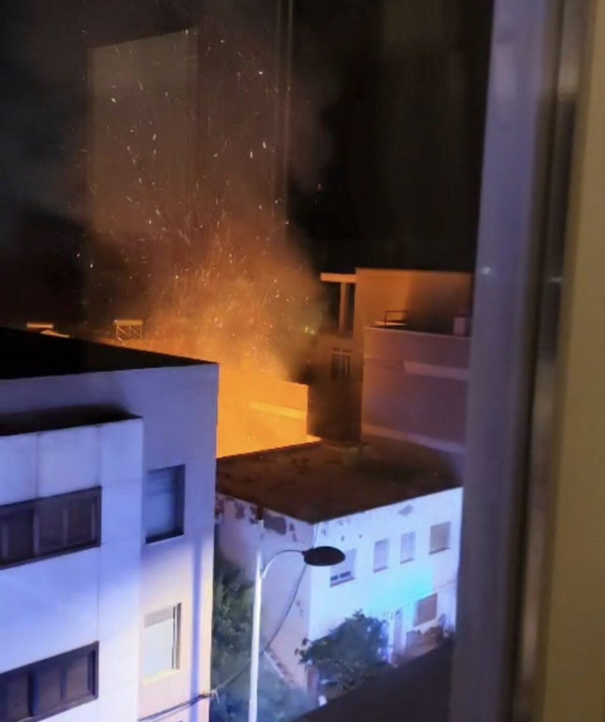 Vista del incendio en la calle Sabinar de Roquetas de Mar. /DC