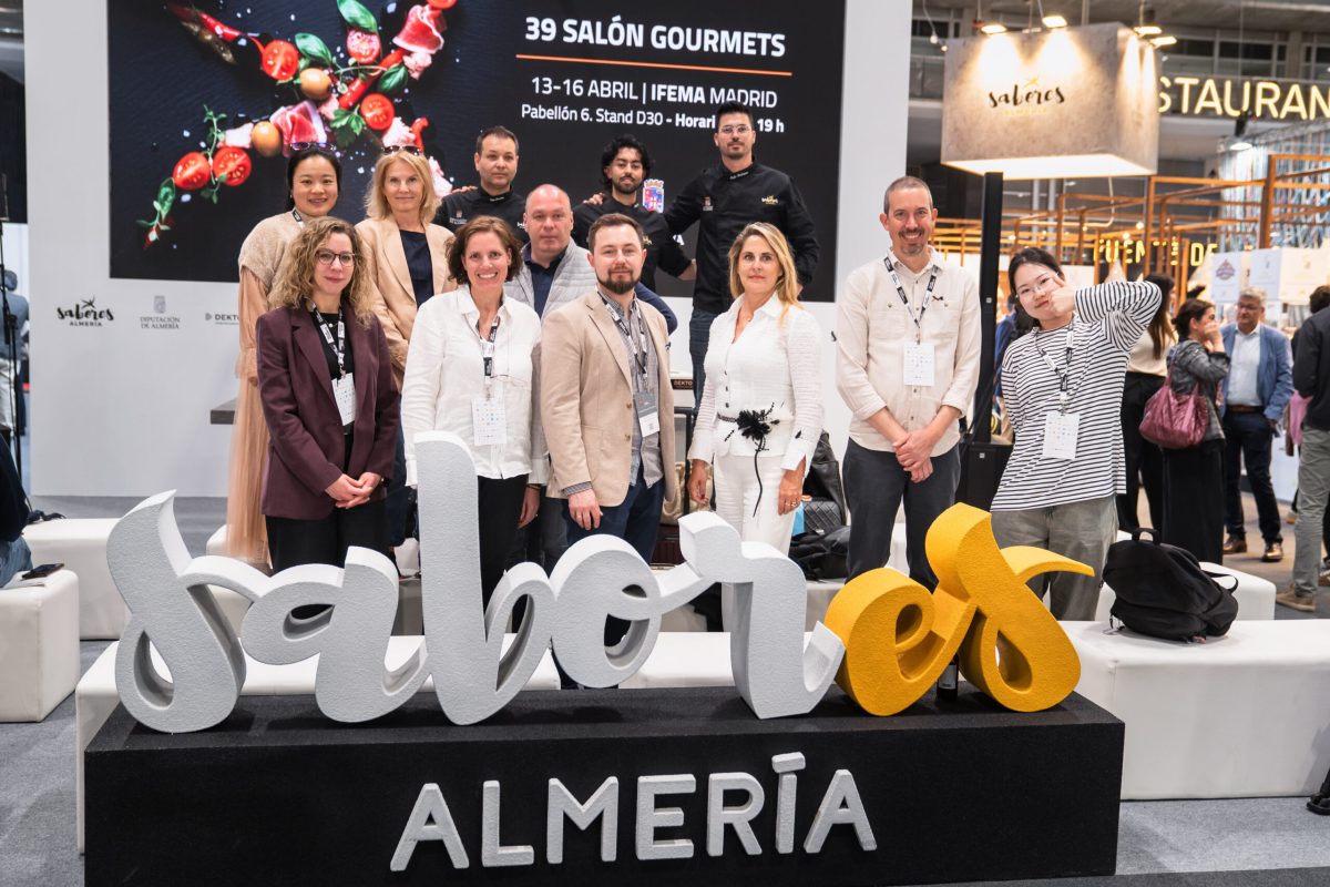Integrantes internacionales de la misión inversa en el stand de Sabores Almería