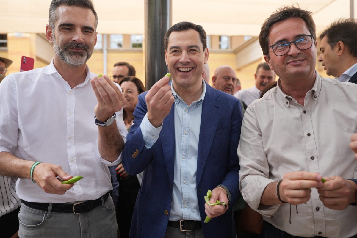 Ramón Fernández-Pacheco, Juanma Moreno y Francisco Góngora, en la fiesta de las habas de San Marcos de El Ejido