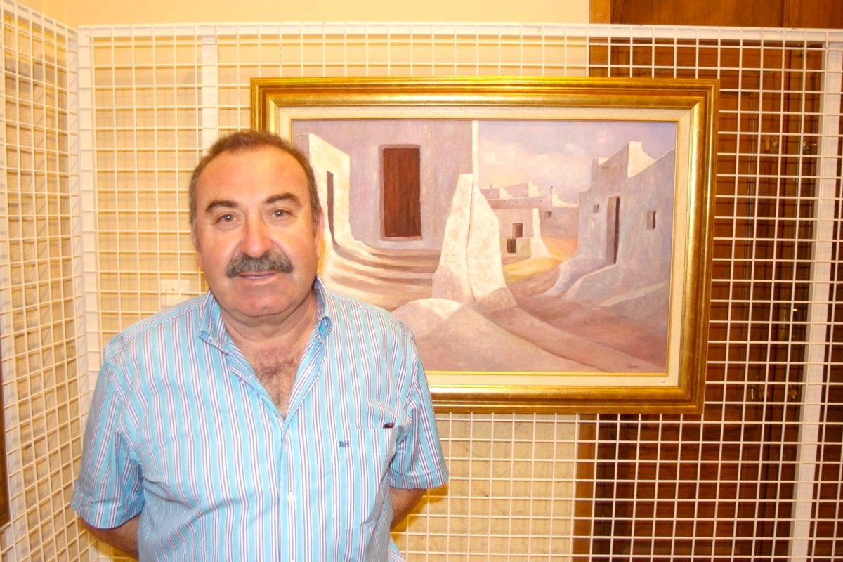 JUAN IBAÑEZ CON UNA DE SUS OBRAS (1)
