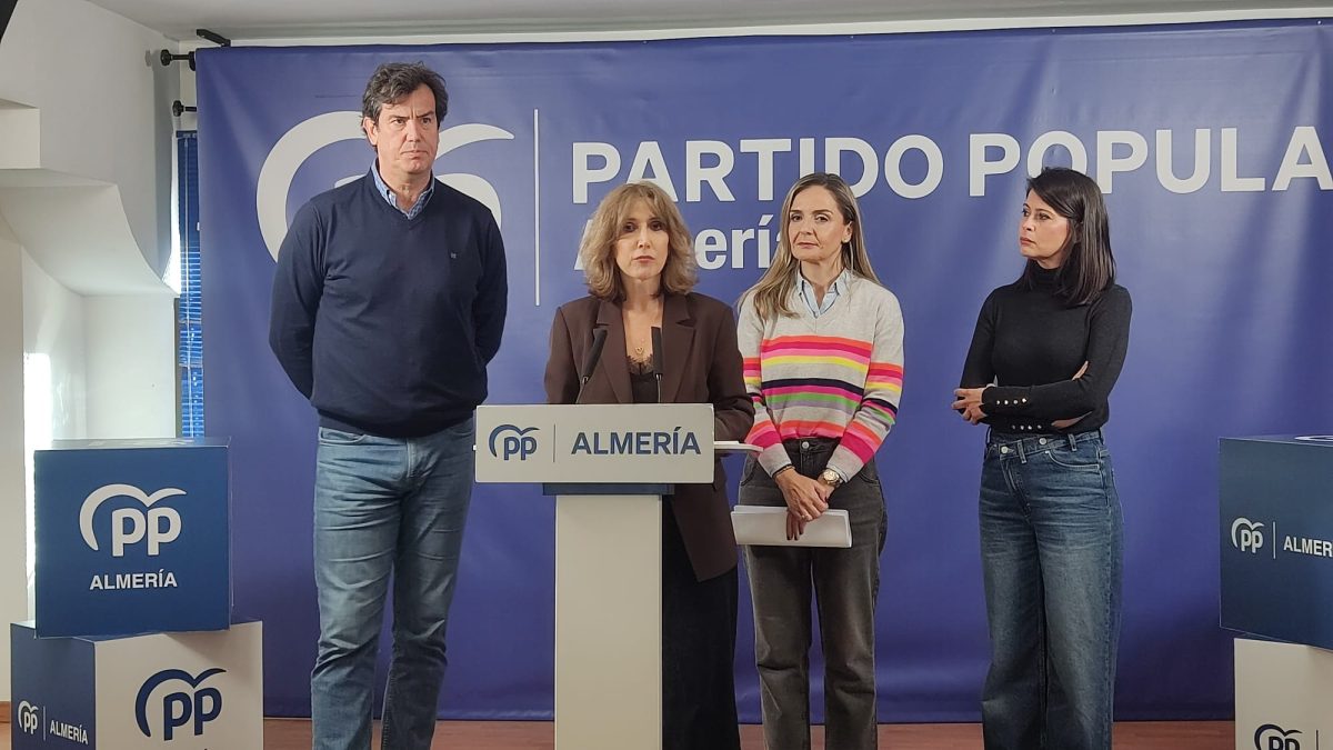 Julia Ibáñez en rueda de prensa en la sede el PP Almería