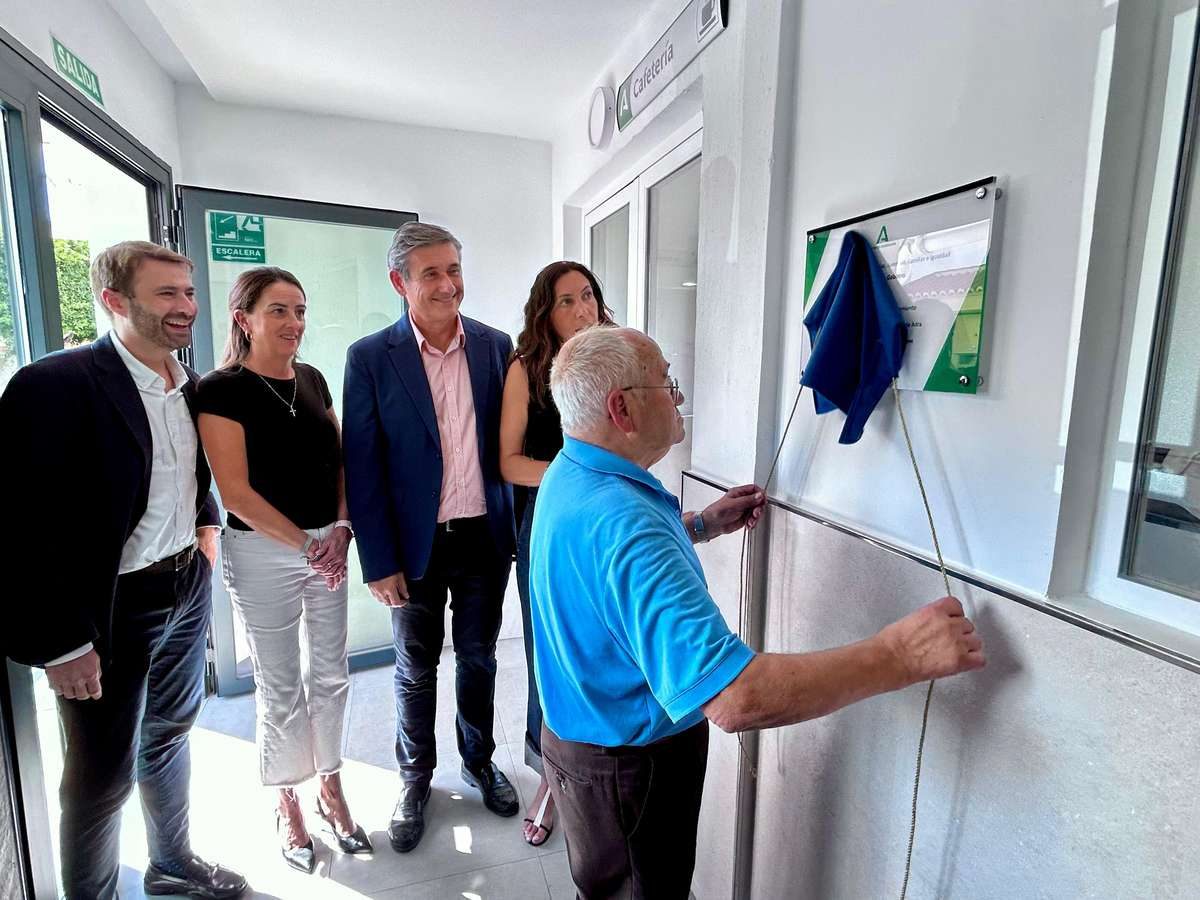 Loles López en el Centro de Participación Activa de Adra