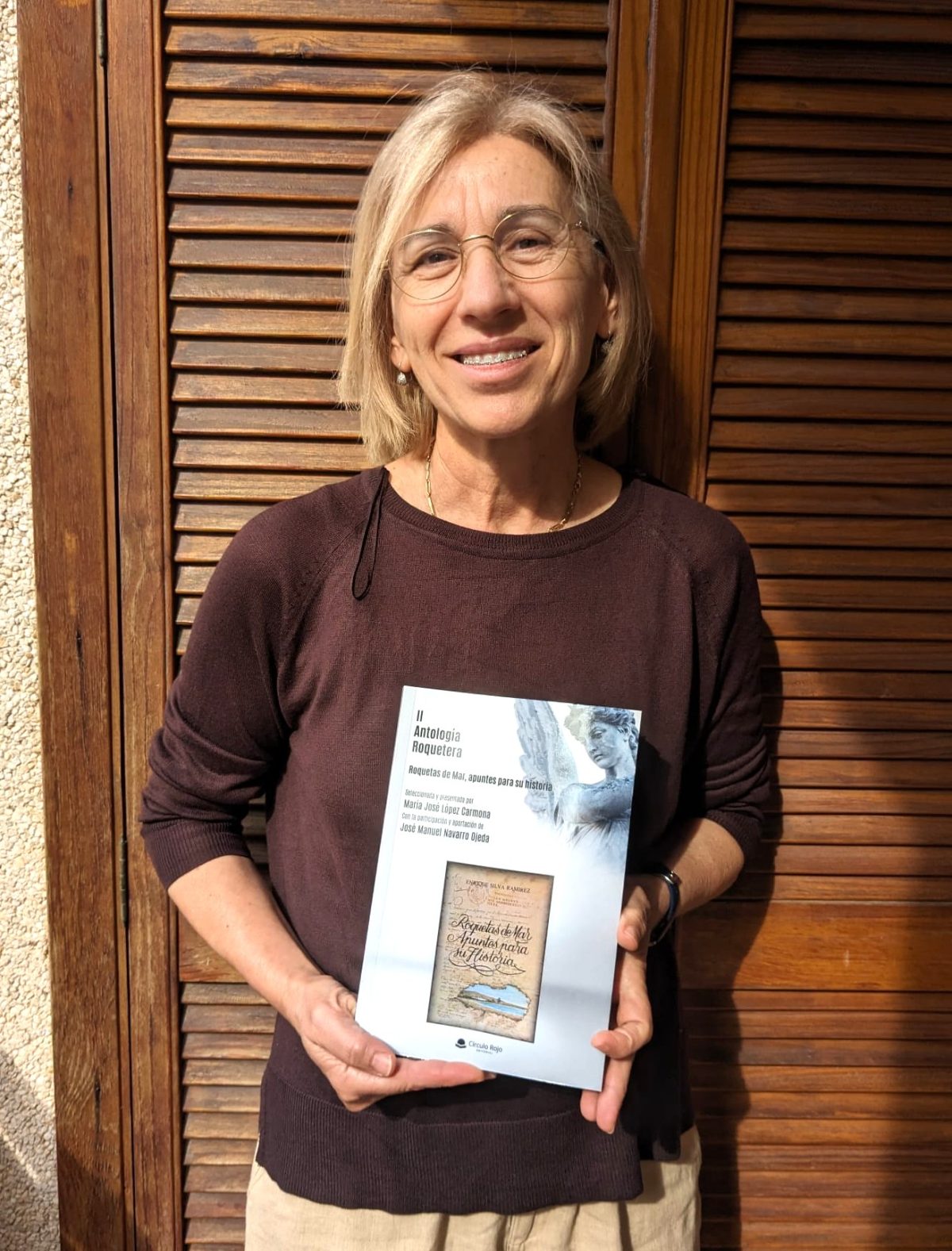 María José López Carmona con la obra que se presenta