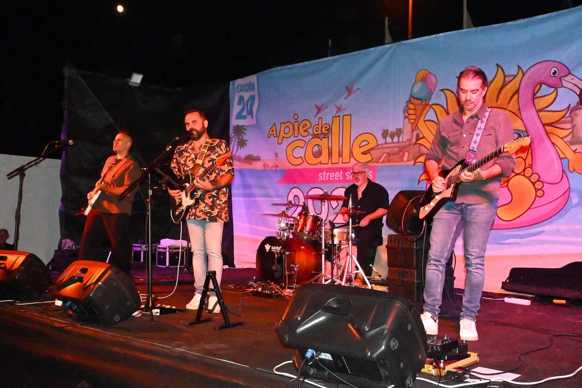 Gran concierto de música indie del grupo roquetero Memento en la Urbanización de Roquetas de Mar