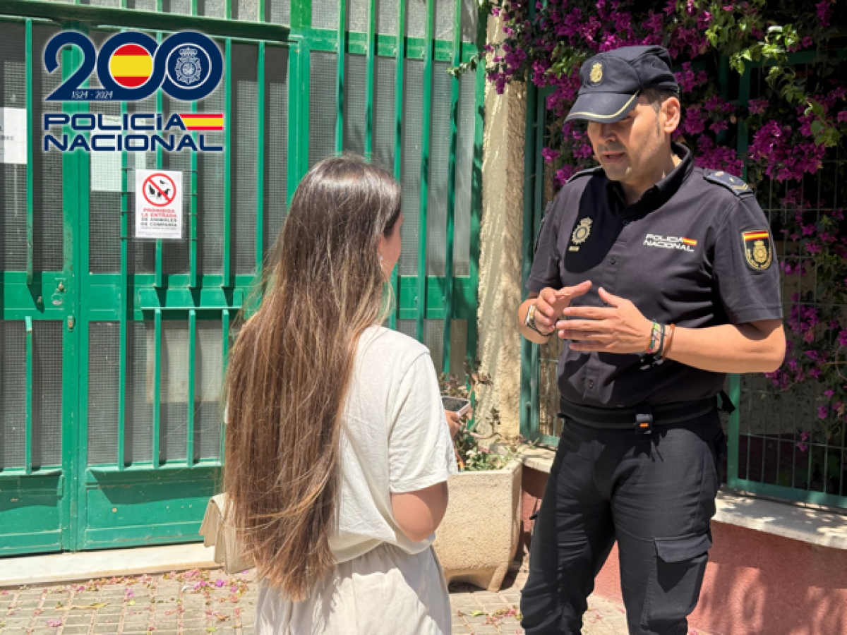 Un agente de policía atiende a una menor. Imagen de archivo. /DC
