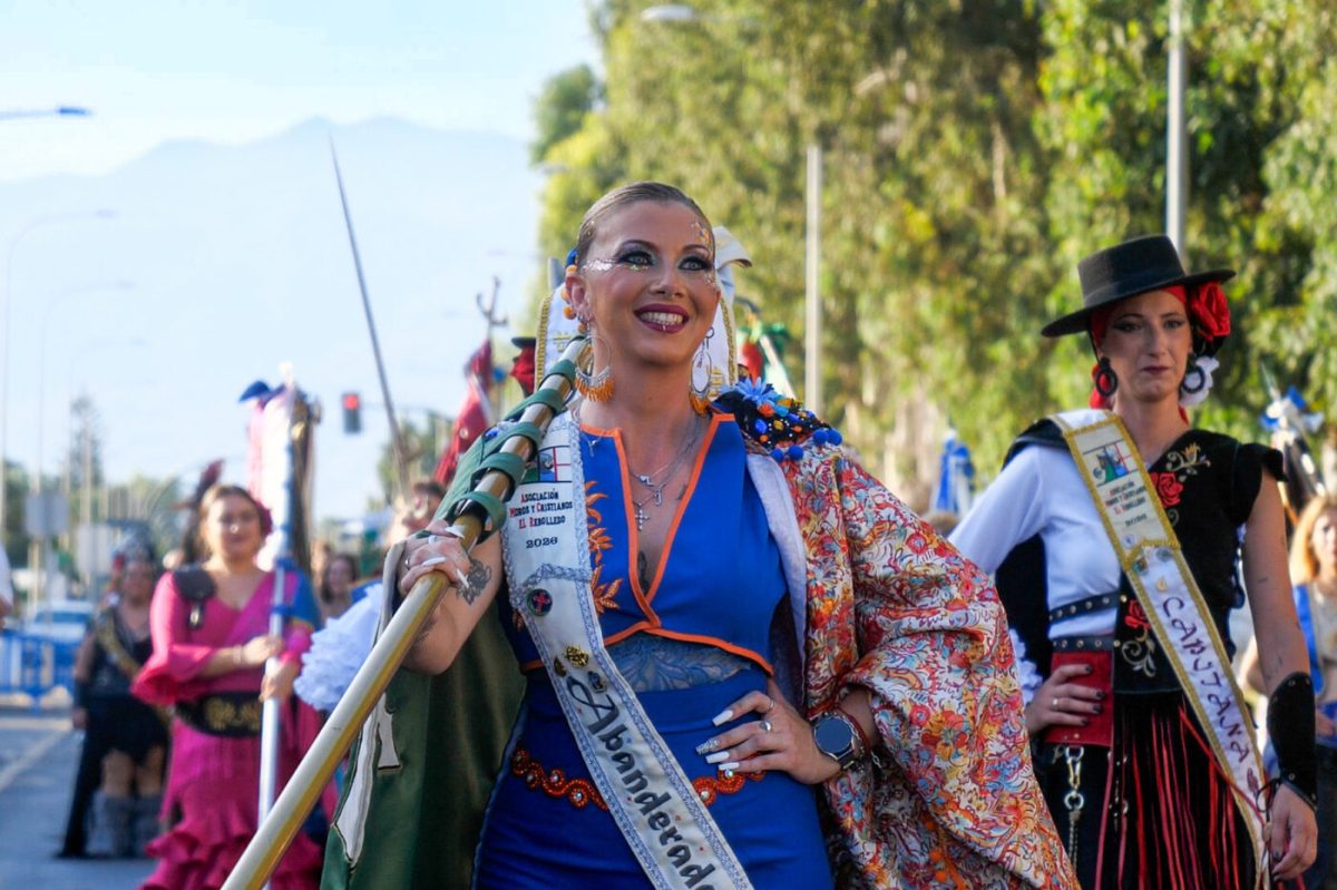 El desfile de Moros y Cristianos llena de color y público la Urbanización de Roquetas