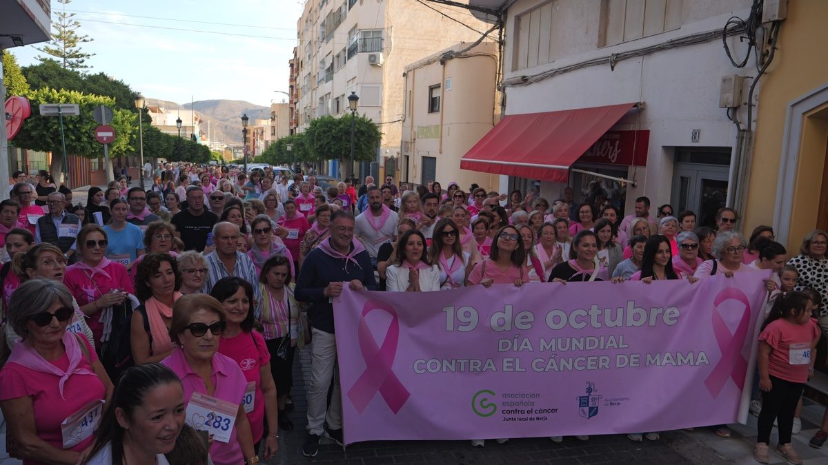 Marcha Pon el Rosa en tu vida en Berja