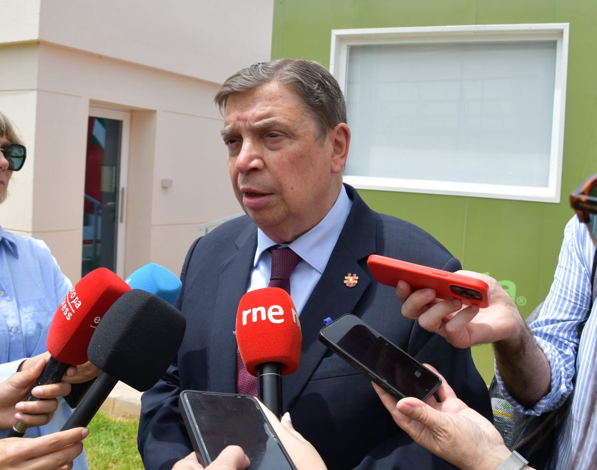 El ministro Luis Planas en sus declaraciones a los medios en El Ejido