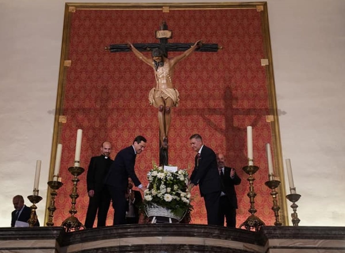 Ofrenda de flores de Juanma Moreno al Cristo de la Luz