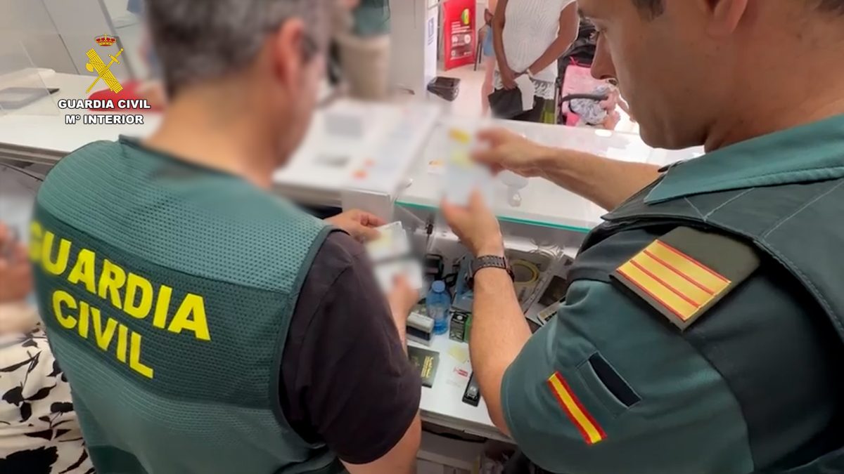 Agentes inspeccionan lo intervenido en la Operación INFASE. /DC