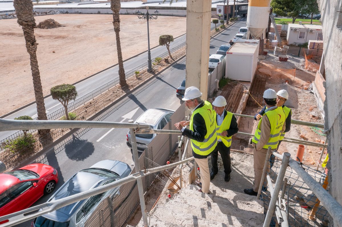 El alcalde de Roquetas de Mar  visita las obras de construcción de la futura sede judicial