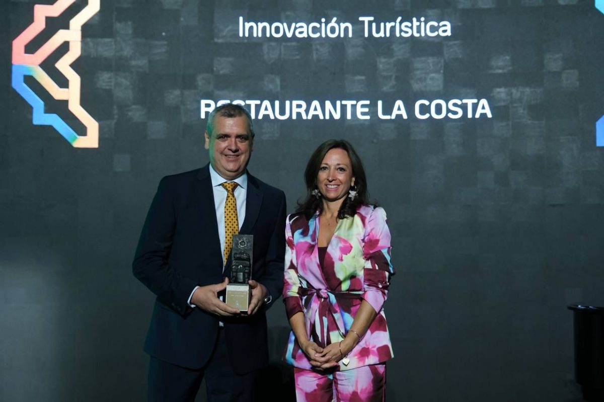 El chef ejidense José Álvarez, de La Costa, con su reconocimiento a la Innovación Turística