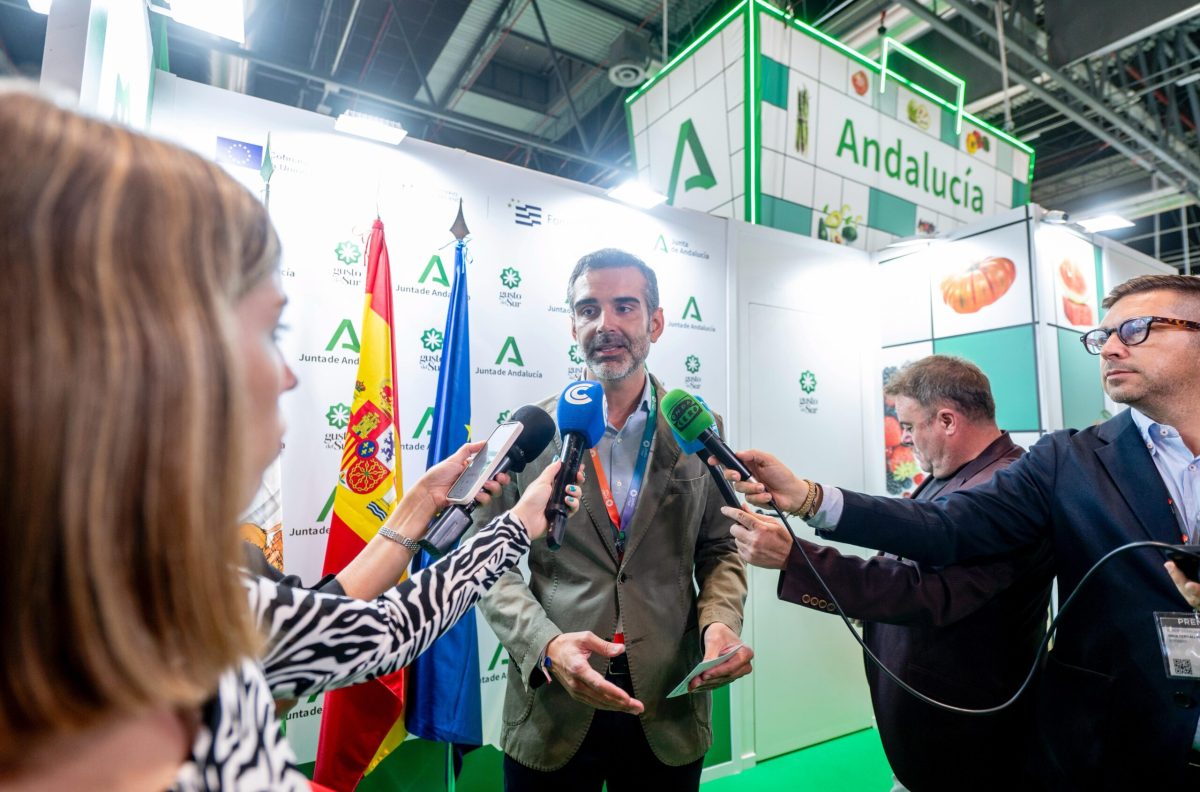 Fernández-Pacheco atendiendo a los medios en Fruit Attraction. /Junta de Andalucía