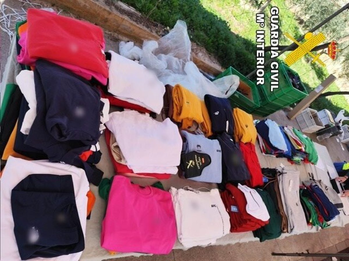 Prendas intervenidas por la Guardia Civil en el mercadillo de Berja. /DC