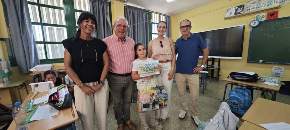 El alcalde premia a cuatro alumnos de Vícar por sus dibujos sobre movilidad sostenible