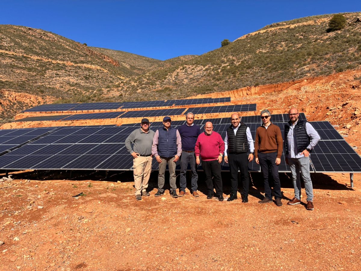 El delegado territorial de Agricultura, Pesca, Agua y Desarrollo Rural en Almería, Antonio Mena, con el alcalde de Dalías, Francisco Lirola, y los regantes de la zona