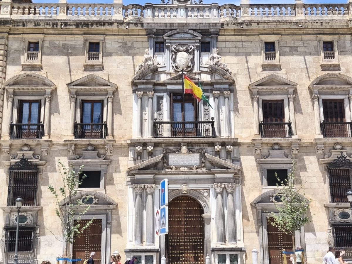 Detalle de la fachada del TSJA en Granada. /F. L. V.