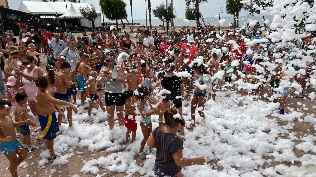 Fiesta de la espuma en la Playa de San Nicolás