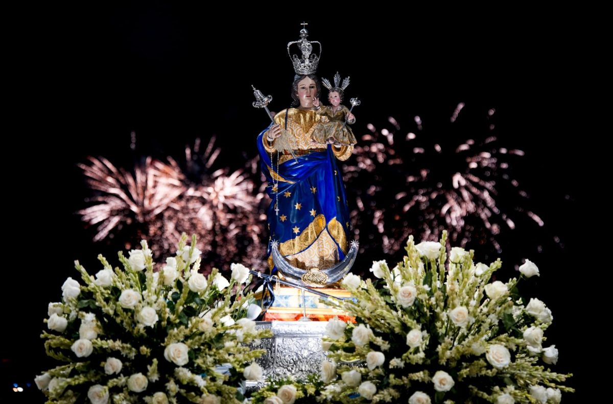 Talla de la Virgen del Mar durante la procesión. /Ayto. Adra