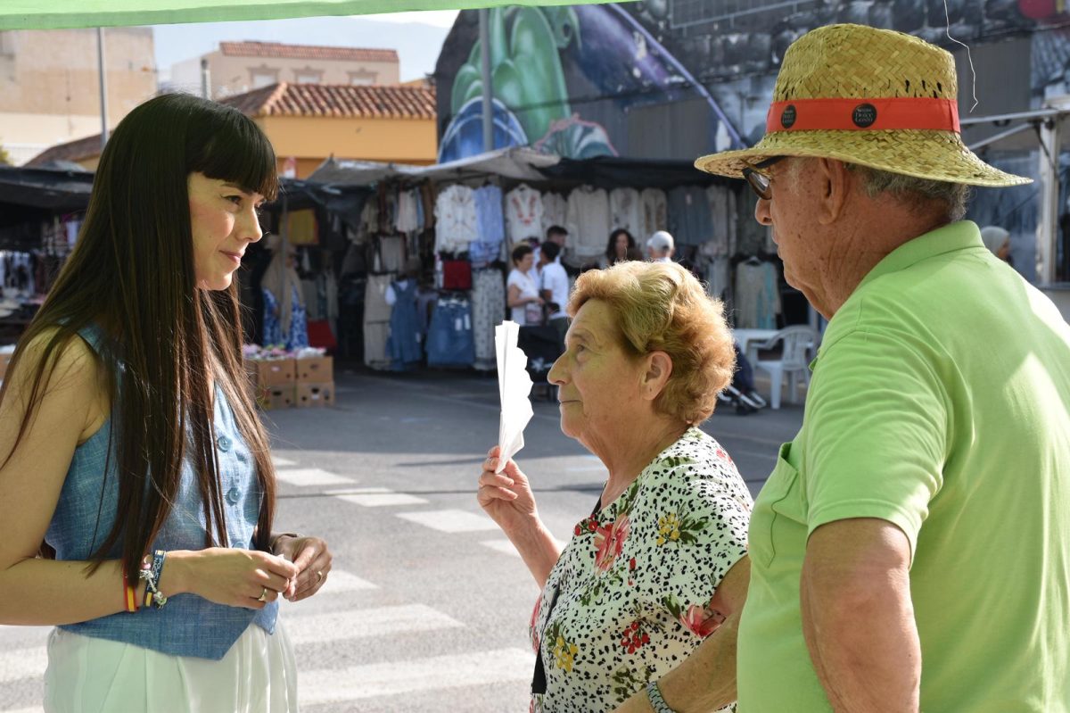 La portavoz de Vox El Ejido, Beatriz Sánchez, visitando un merccadillo