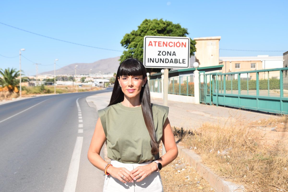 Beatriz Sánchez, portavoz de Vox El Ejido, en la carretera que une ambos núcleos