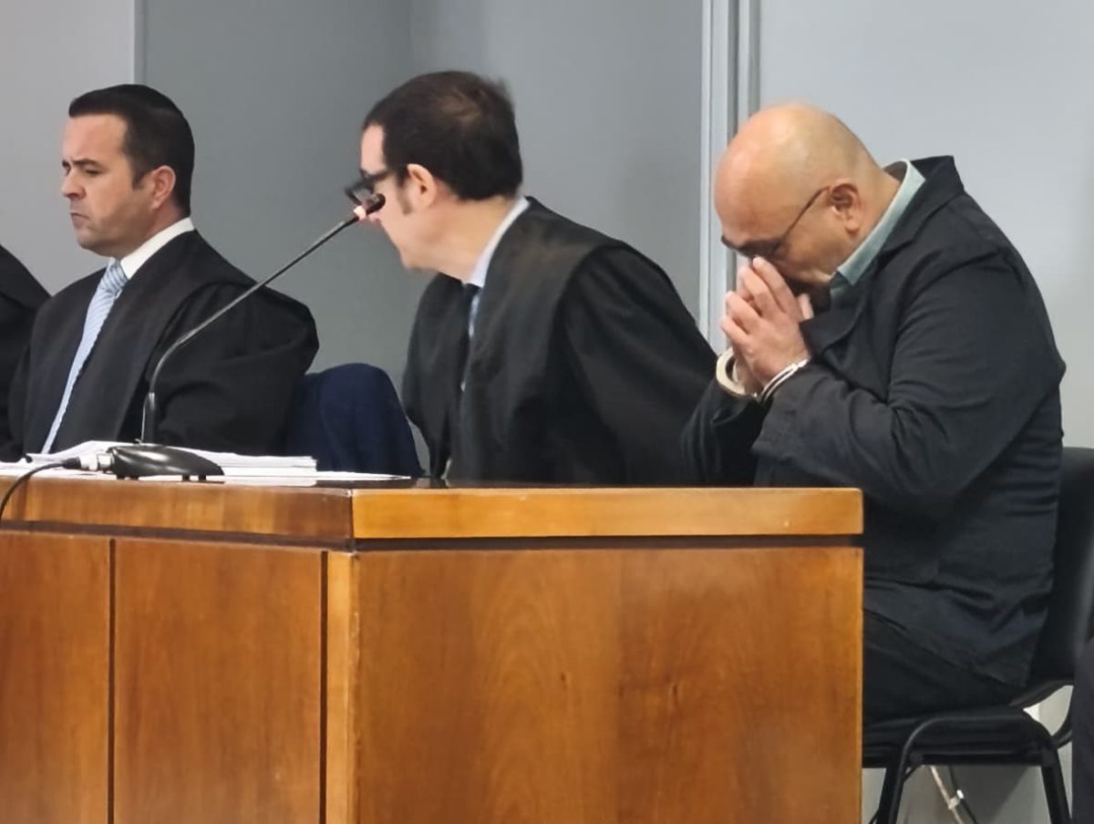 'Trino' cubriéndose el rostro durante la primera sesión de juicio. /F. L. V.