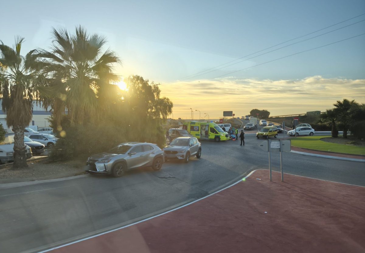 Los servicios de emergencias atendiendo a la víctima en el lugar. /F. L. V.