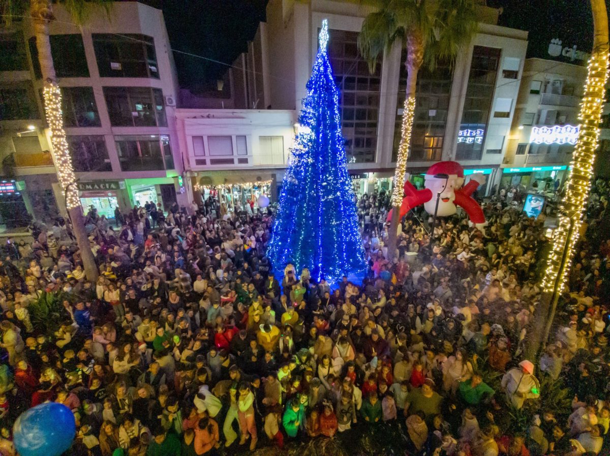 Multitud congregada en el encendido navideño del año pasado en Adra. /DC