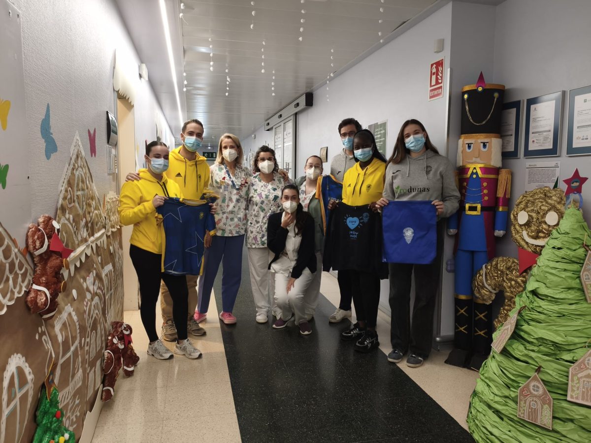 El Club Baloncesto La Mojonera entrega balones  y juguetes en el Hospital