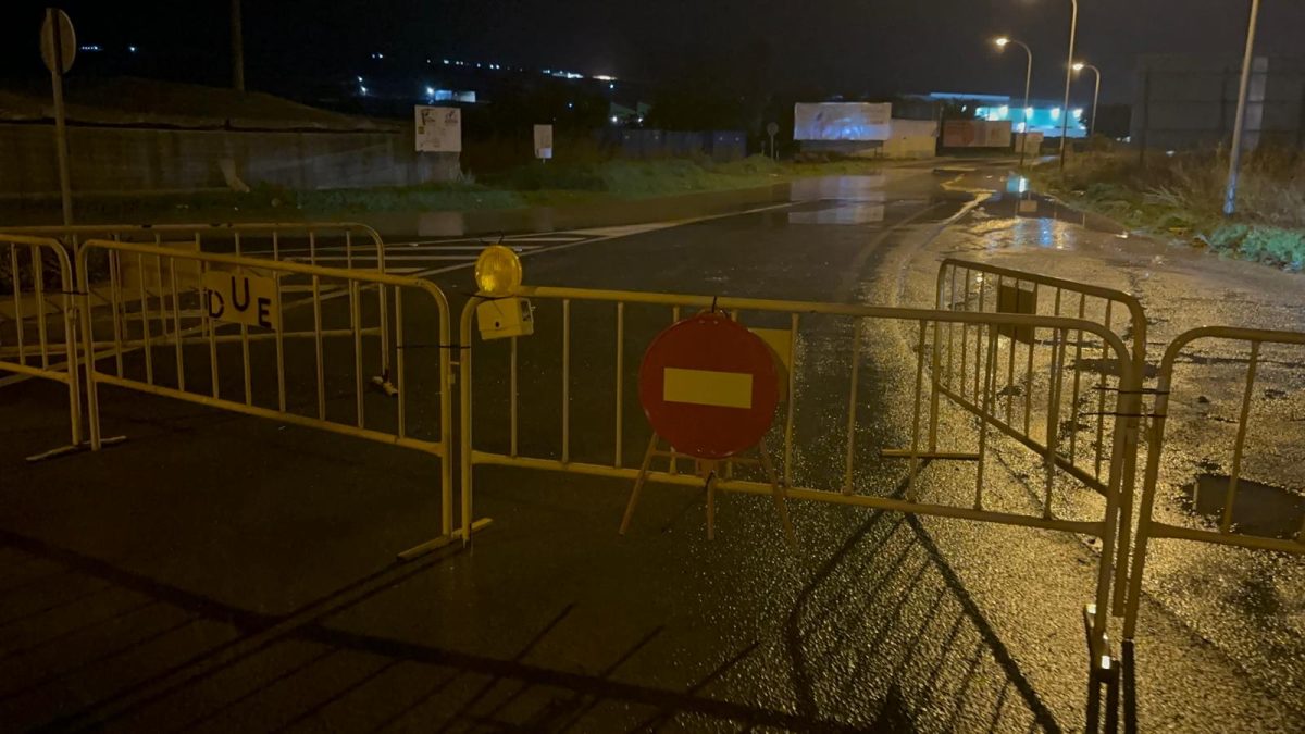 La carretera AL-3303 cortada a consecuencia de la tromba de agua de esta tarde