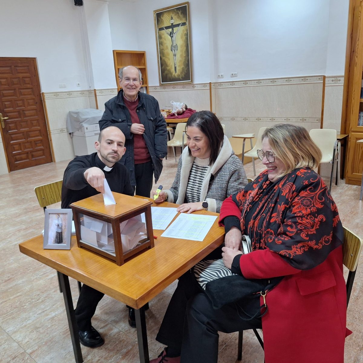 José Gabril Lirola, al fondo, en la mesa de votaciones. /DC