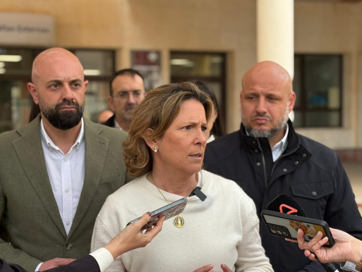 María García Fuster en las puertas del Hospital Universitario de Poniente