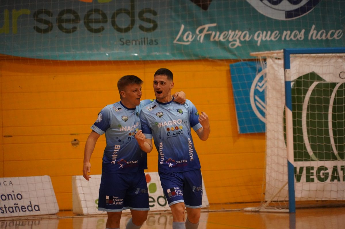 Los jugadores de El Ejido FS, Pope y Cristian Rubio celebrando un tanto