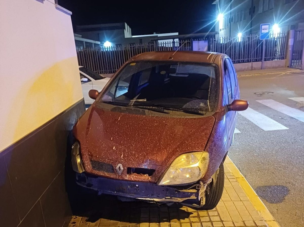 El vehículo implicado acabó colisionando contra un bloque de viviendas. /DC