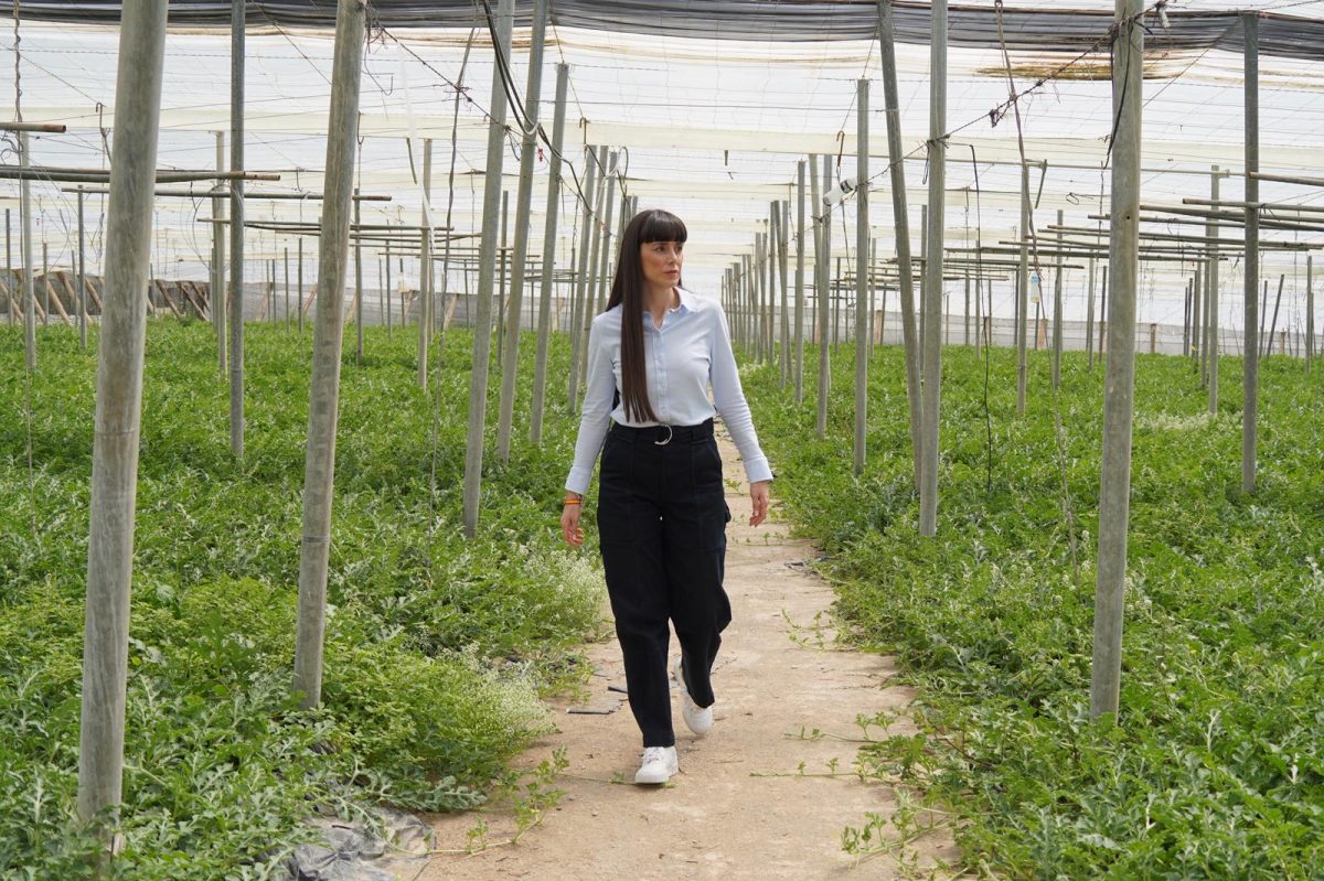 Beatriz Sánchez (VOX El Ejido) en el interior de un invernadero
