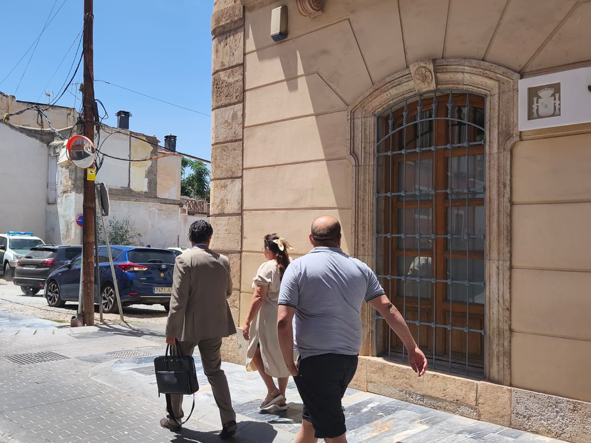 Salida a los juzgados de Emilio Santiago y su madre tras declarar. /F. Lirola