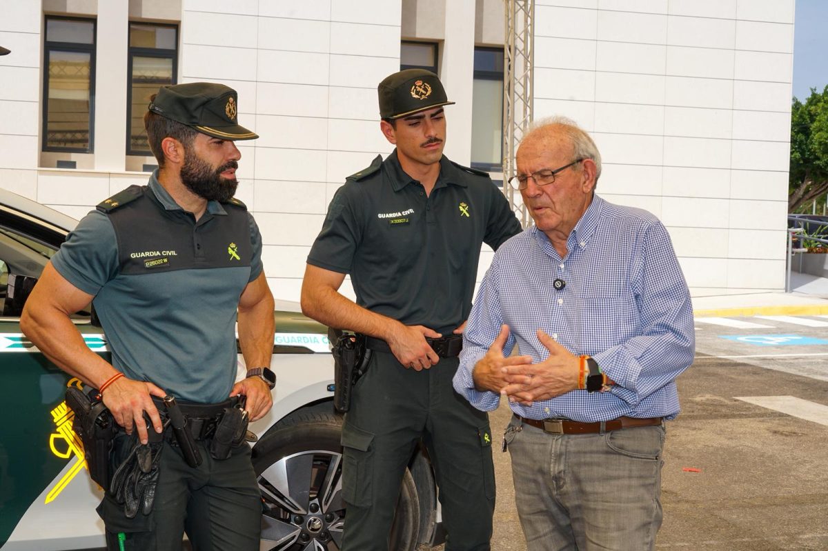 Bonilla con agentes de la Guardia Civil. /DC