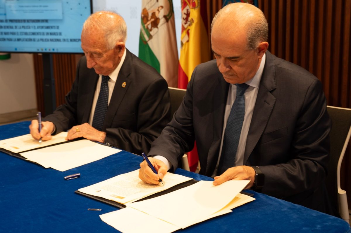 Firma del convenio de Amat y el director general de la Policía. /DC