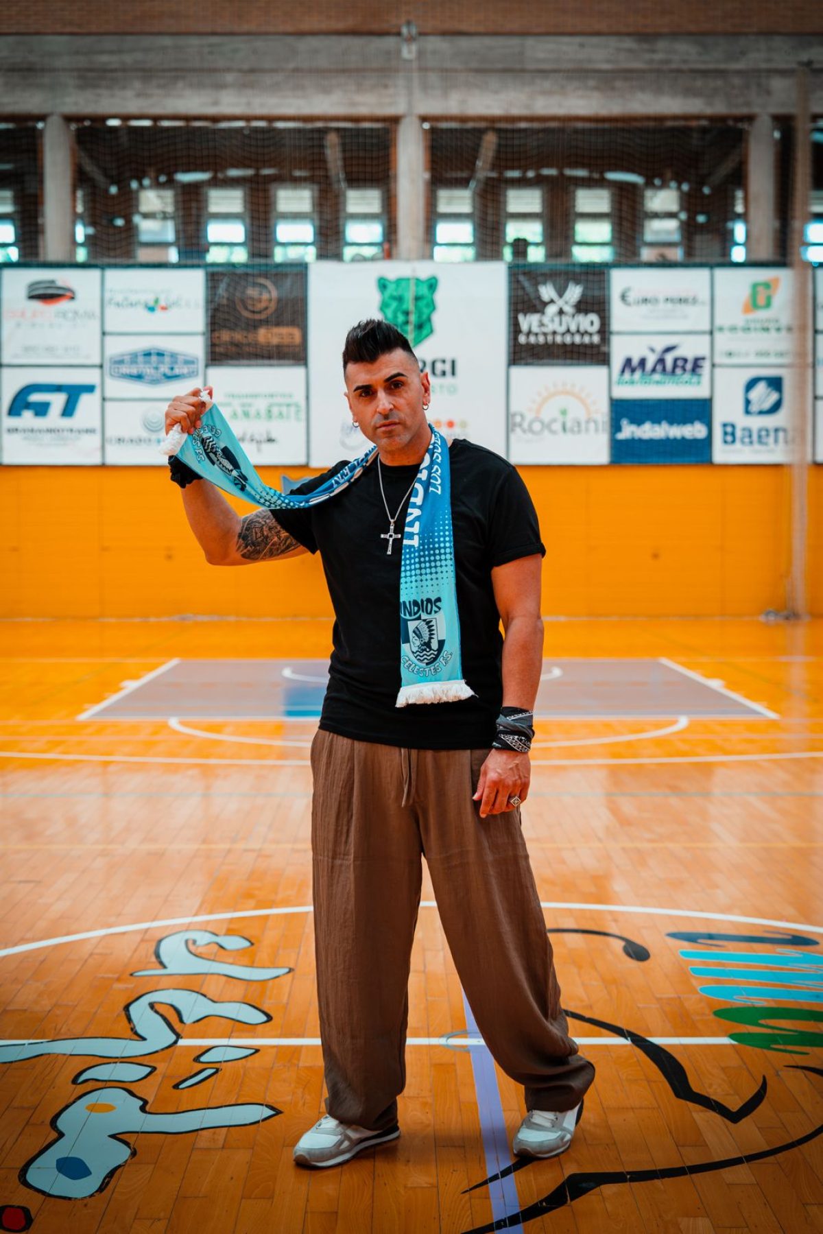 Kike Gabana cantautor del imno