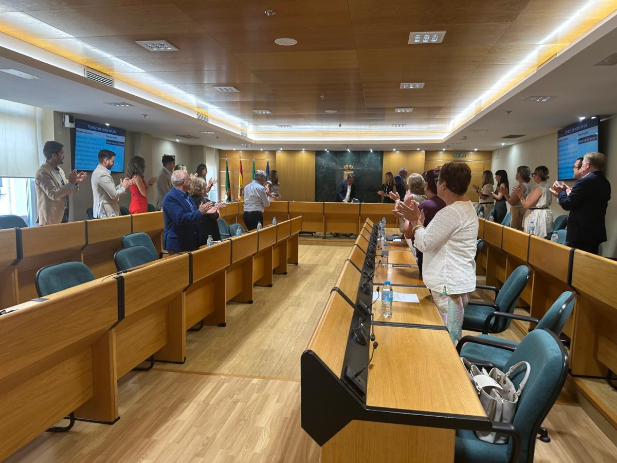 Aplauso de la corporación ejidense a Francisco Góngora en el pleno de renuncia a la Alcaldía para asumir el cargo de delegado del Gobierno de la Junta en Almería