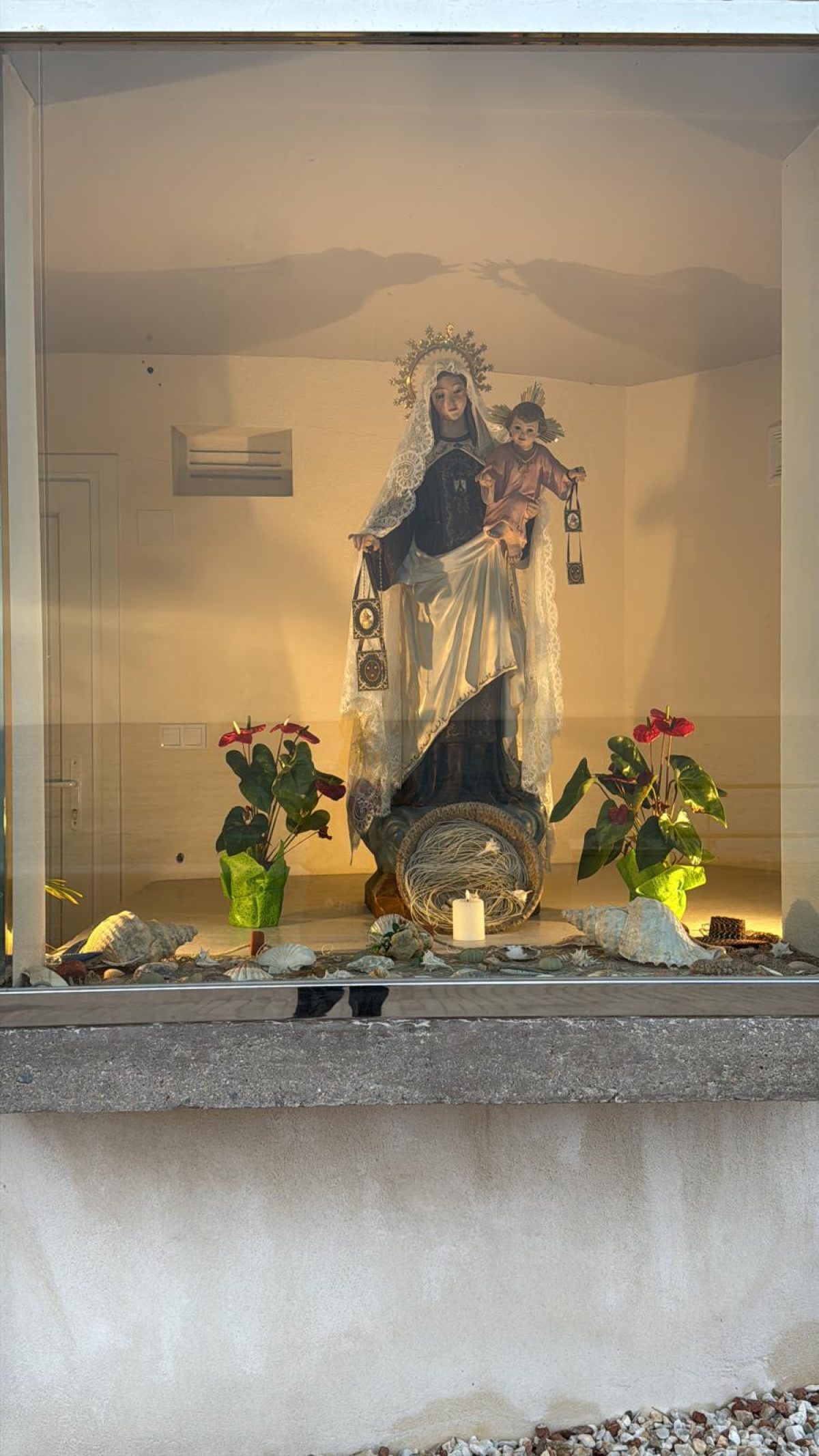 Las caracolas se exhibían en la ermita de la Virgen en Balerma. /NATALIA GÓMEZ