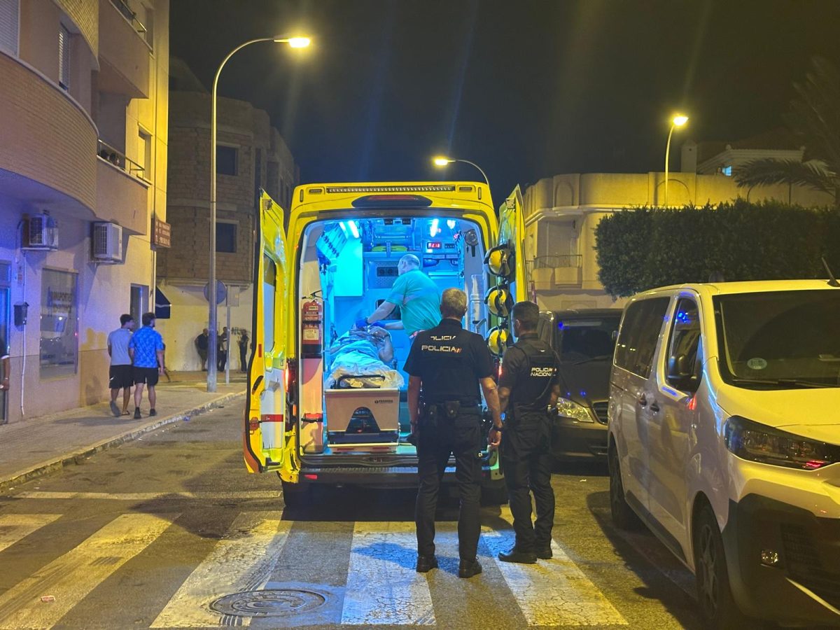 El agredido fue trasladado en ambulancia al Hospital Universitario Poniente. /DC