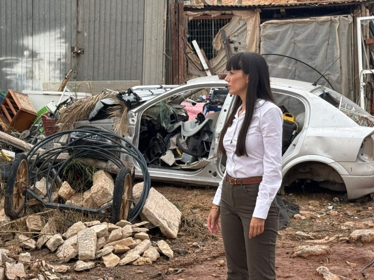 •	La portavoz de VOX en el Ayuntamiento de El Ejido, Beatriz Sánchez, visitando una zona afectada