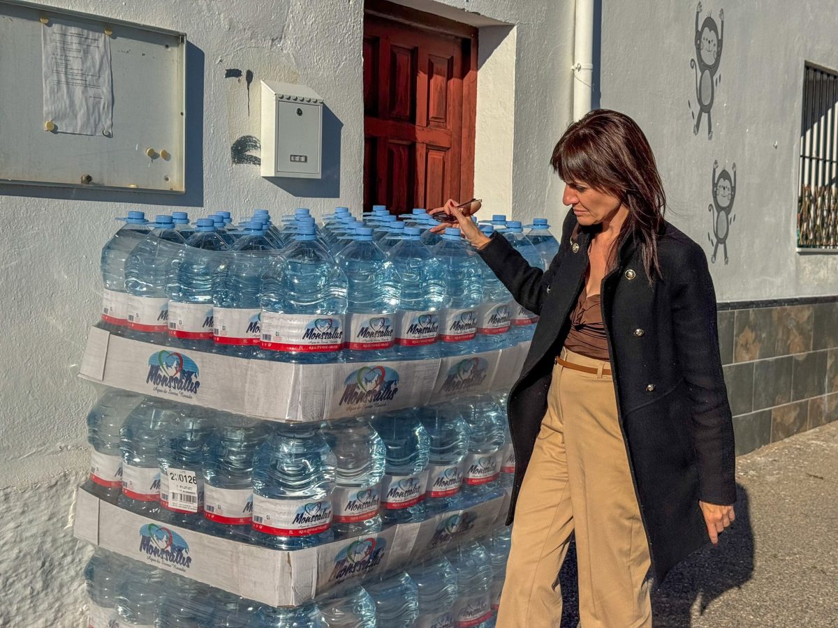 El Ayuntamiento está repartiendo agua en Vícar Pueblo