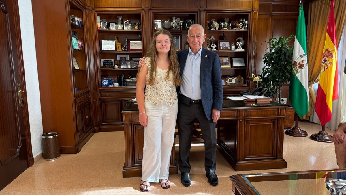 El alcalde de Roquetas de Mar, Gabriel Amat, ha recibido en sus despacho a Ainhoa Baeza Yedra