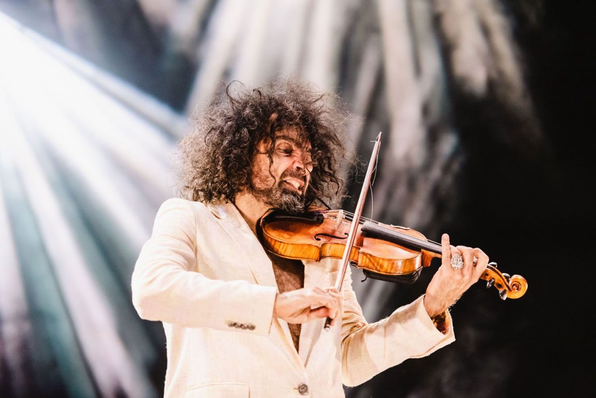 Ara Malikian durante su actuación en el Auditorio de Roquetas de Mar